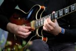 Jak zagrać flażolety naturalne na gitarze